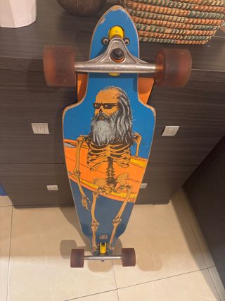 Longboard con diseño de esqueleto