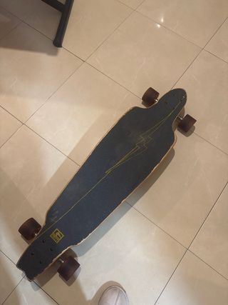 Longboard con diseño de esqueleto
