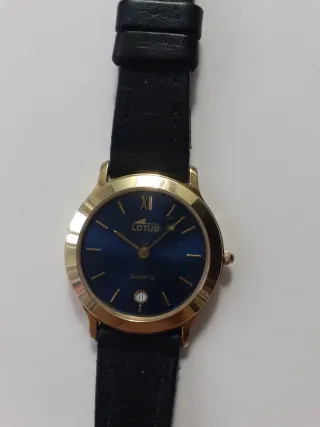 Reloj Lotus bisel dorado y esfera azul.