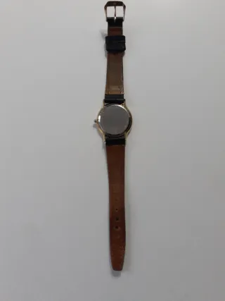 Reloj Lotus bisel dorado y esfera azul.