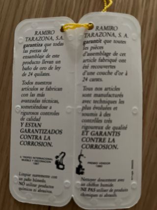 Estanterías dorada con baldas de cristal