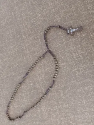 Rosario de madera con crucifijo