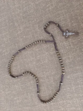 Rosario de madera con crucifijo