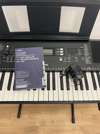 Piano Yamaha PSR-E363 Casi Nuevo