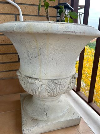 Vaso in pietra beige e grigio