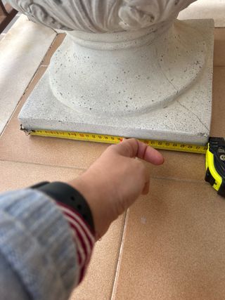 Vaso in pietra beige e grigio