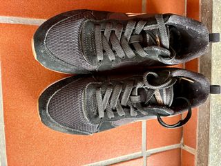 Zapatillas Skechers Negras y Beige