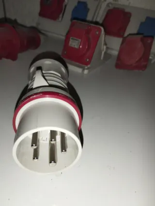 Lote Enchufes Trifásicos Gewiss