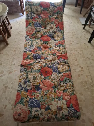 Tumbona cama con estampado floral