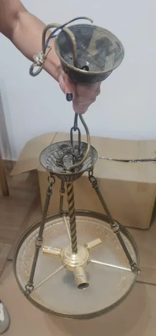 Lámpara colgante dorada y transparente