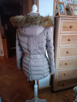 Abrigo beige con capucha y pelo