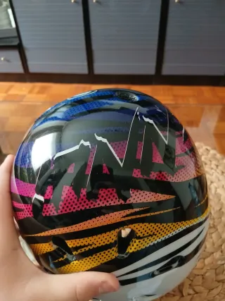 Casco de skate con diseño colorido