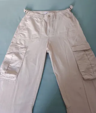 Pantalón cargo Bershka beige talla 38