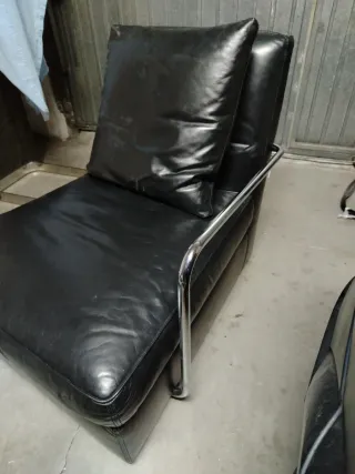 Dos sofas individual,que forman un conjunto.