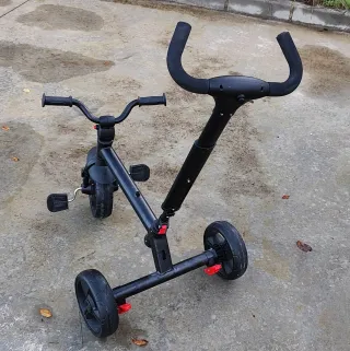 Triciclo para niños con guía para adultos