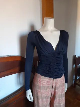 Blusa Guess manga larga azul oscuro.