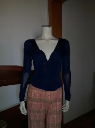 Blusa Guess manga larga azul oscuro.