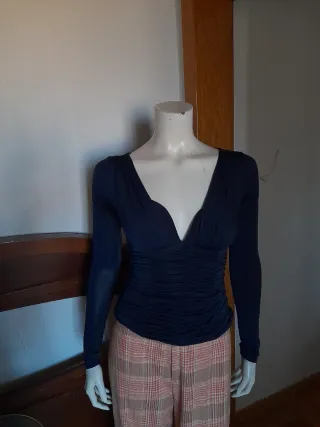 Blusa Guess manga larga azul oscuro.