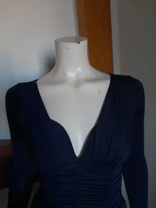 Blusa Guess manga larga azul oscuro.