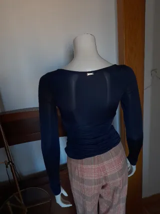 Blusa Guess manga larga azul oscuro.