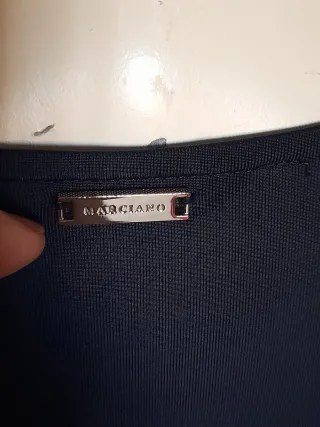 Blusa Guess manga larga azul oscuro.