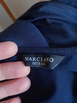 Blusa Guess manga larga azul oscuro.