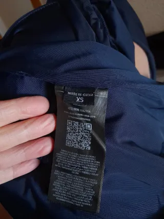 Blusa Guess manga larga azul oscuro.