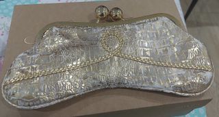 Bolso de mano dorado y blanco con cadena