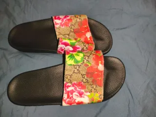 Chanclas estilo Beige y Rojo Flores