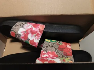 Chanclas estilo Beige y Rojo Flores