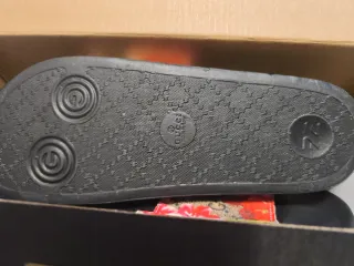 Chanclas estilo Beige y Rojo Flores