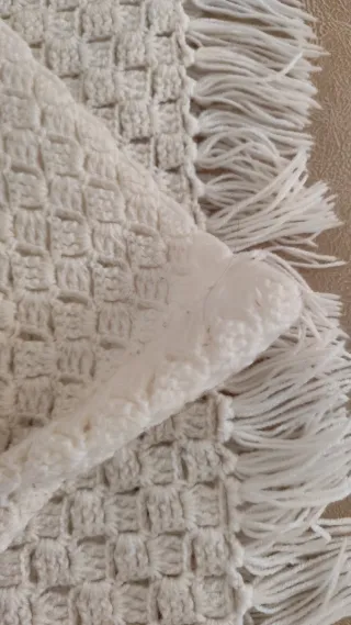 Pico de lana tejido blanco con flecos