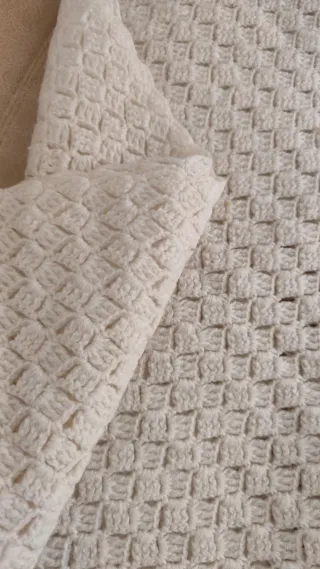 Pico de lana tejido blanco con flecos