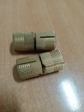 Bisagras ocultas doradas