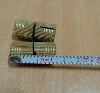 Bisagras ocultas doradas