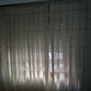 Cortinas blancas con estampado de hojas