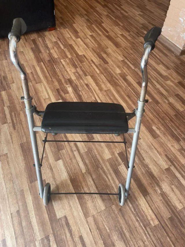 Andador con asiento y ruedas