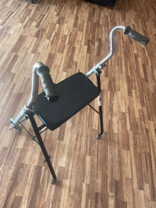 Andador con asiento y ruedas