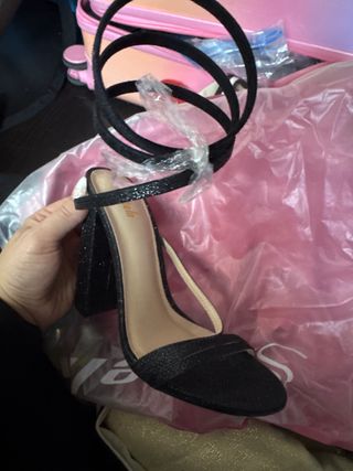 Sandalias de tacón negras con tiras