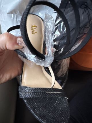 Sandalias de tacón negras con tiras