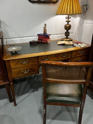Escritorio clásico inglés madera cuero con sillón