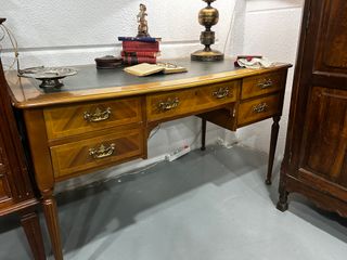 Escritorio clásico inglés madera cuero con sillón