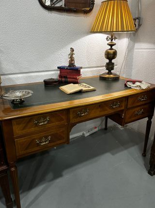 Escritorio clásico inglés madera cuero con sillón