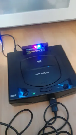 CONSOLA SEGA SATURN CON CAJA Y 2 MANDOS