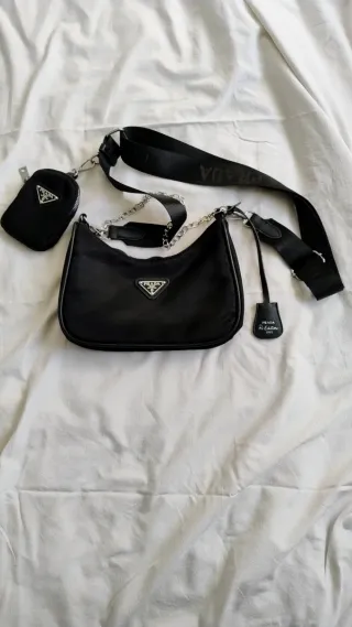 Borsa Prada nera con portamonete e tracolla