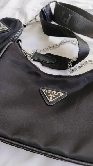 Borsa Prada nera con portamonete e tracolla