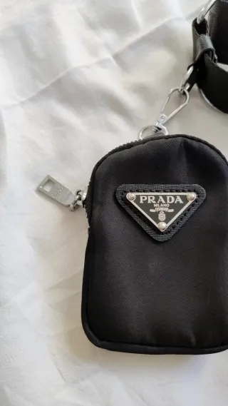 Borsa Prada nera con portamonete e tracolla
