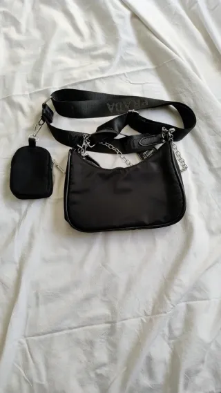 Borsa Prada nera con portamonete e tracolla