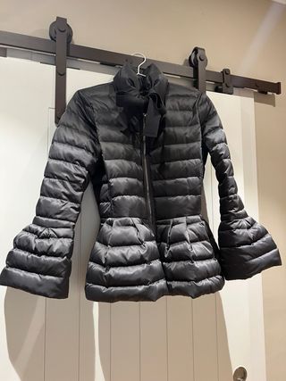 Plumífero Carolina Herrera gris Corto