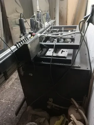 Máquina para hacer puertas en block